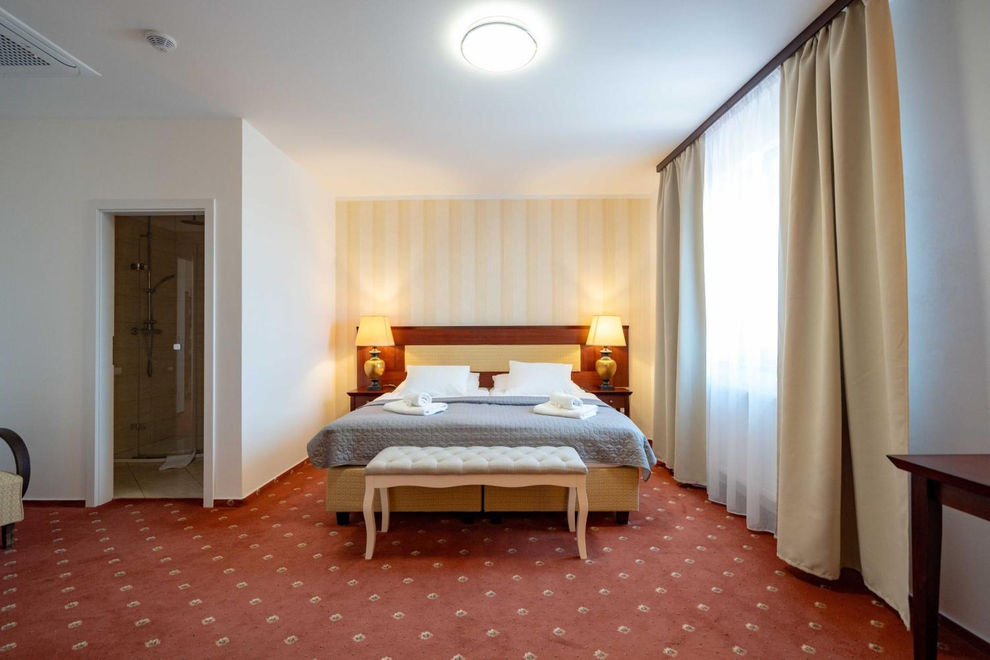 Hotel Volf Prestice Exterior photo
