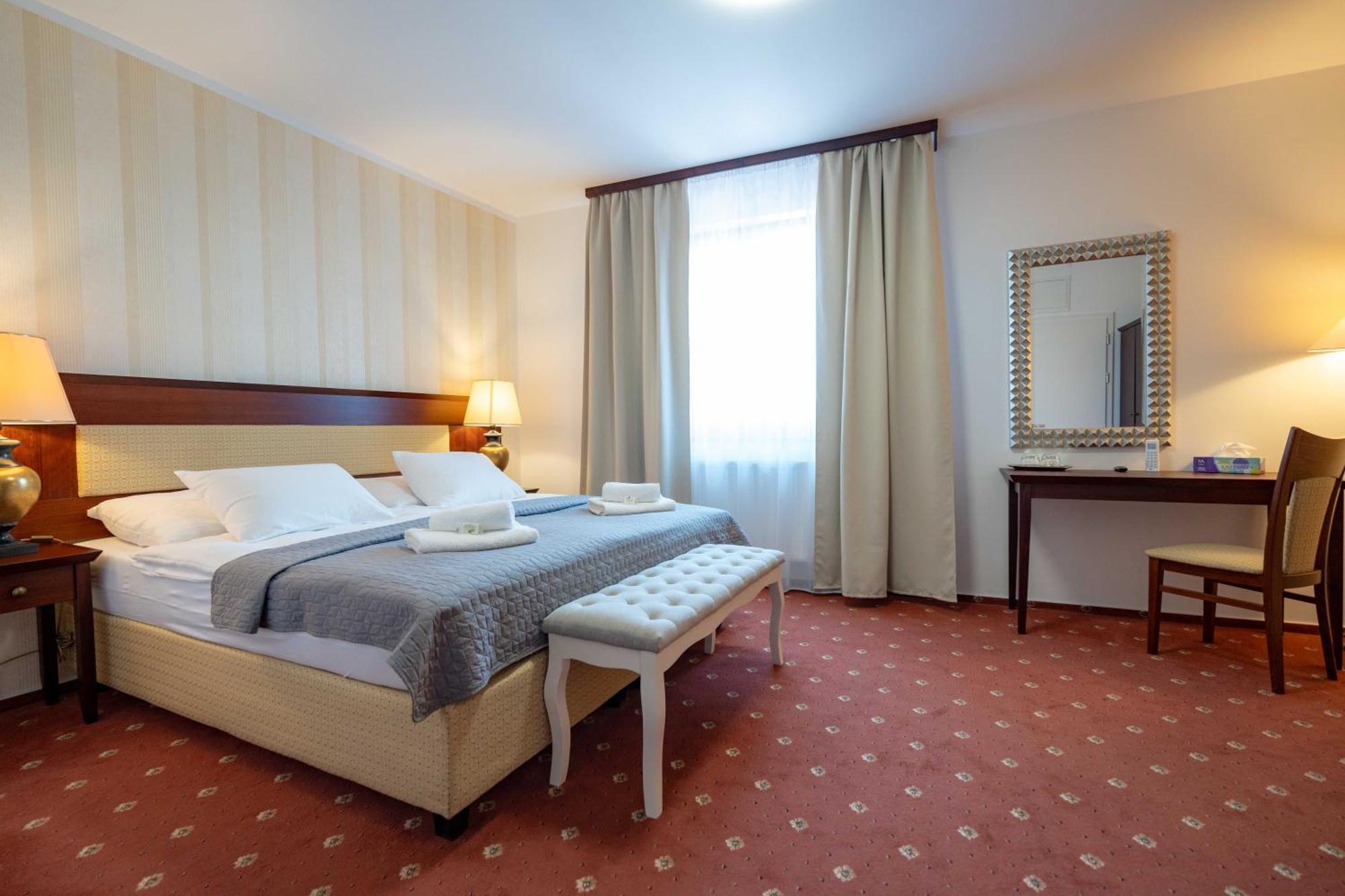 Hotel Volf Prestice Exterior photo
