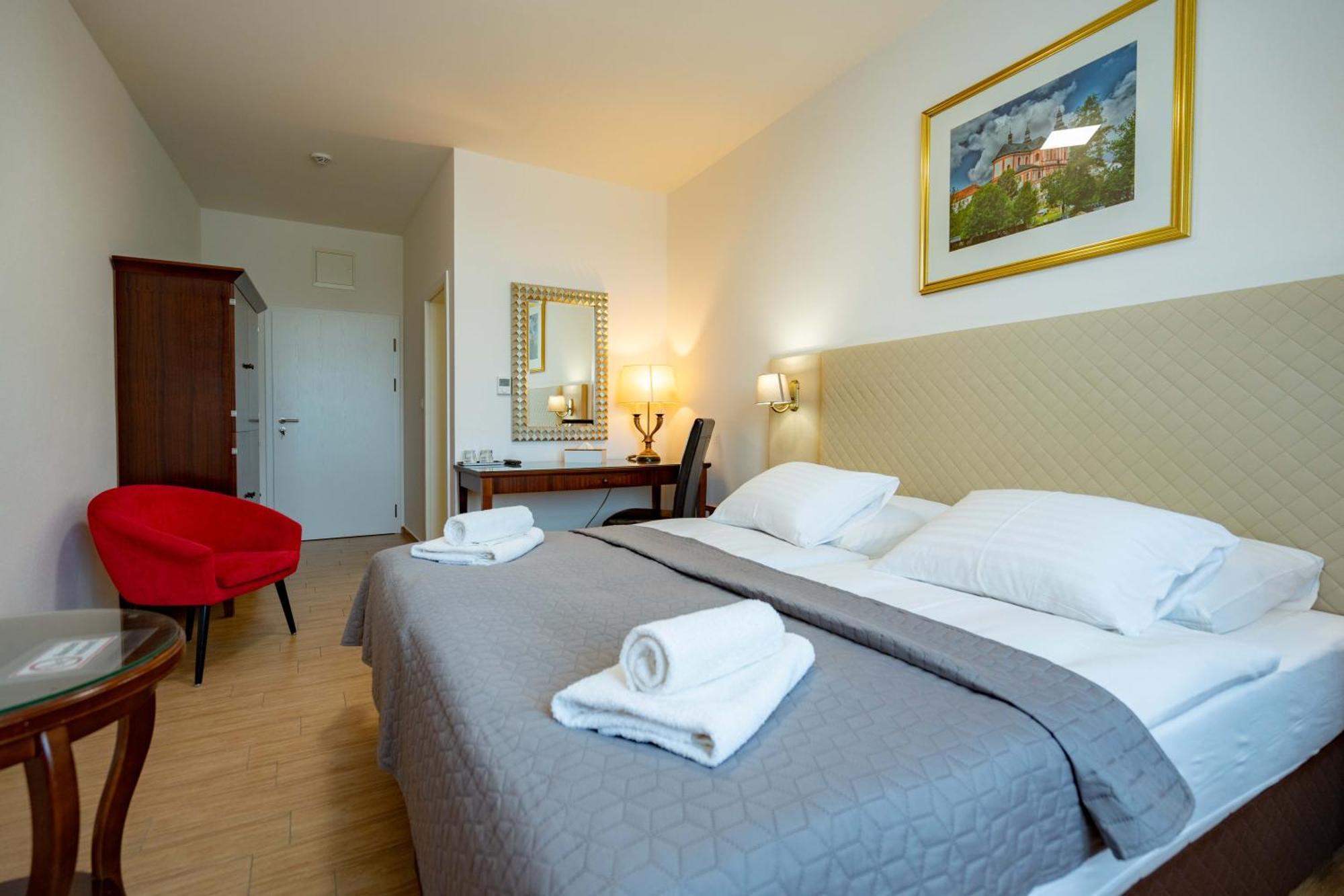 Hotel Volf Prestice Exterior photo